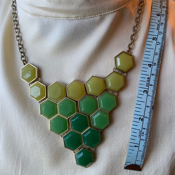 Vintage green statement necklace. Geometric pattern. Costume jewelry - Picture 4 of 4